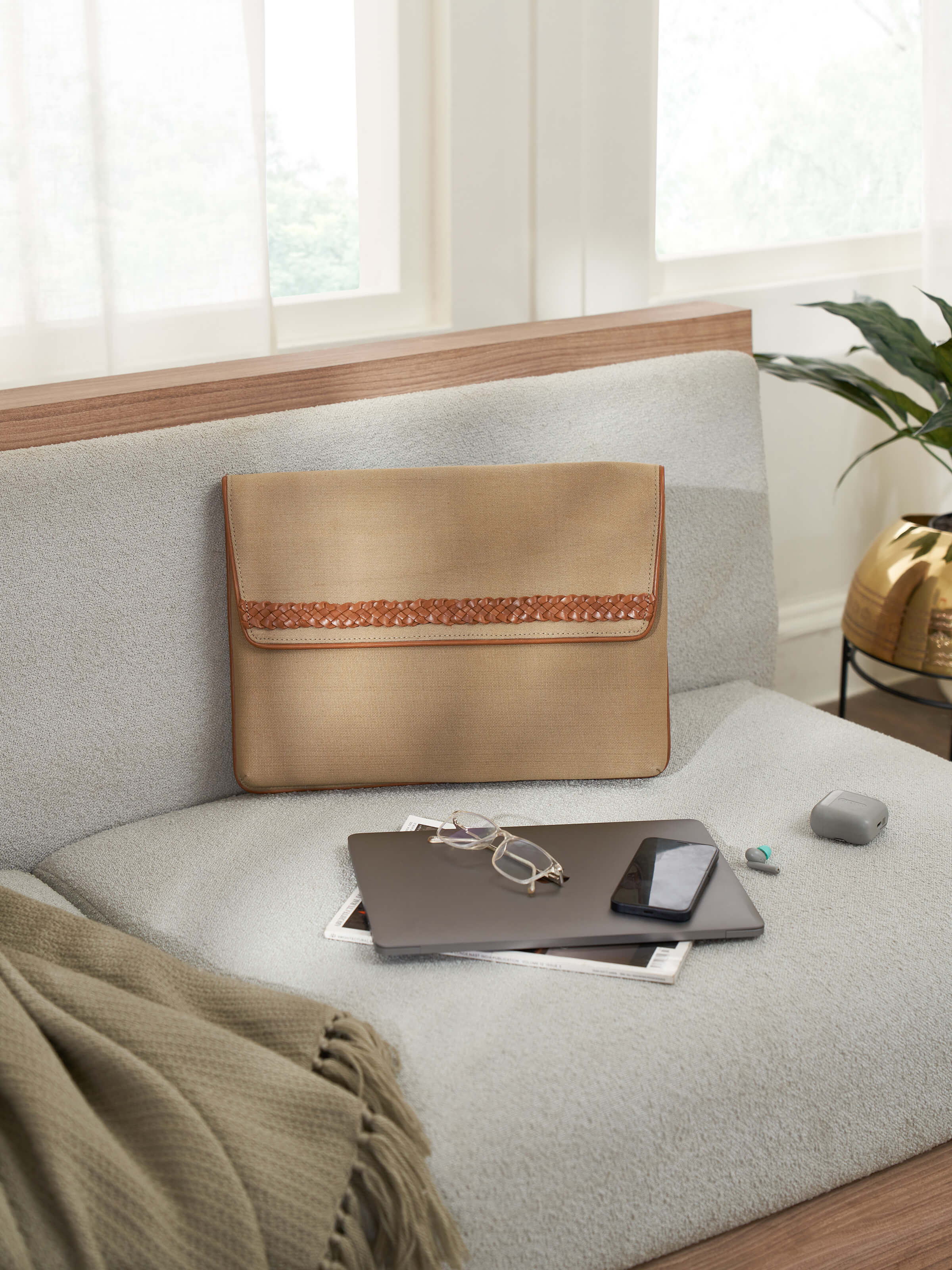 Side view of Leather laptop bag for MacBook 16 featuring a sleek profile and sturdy handle