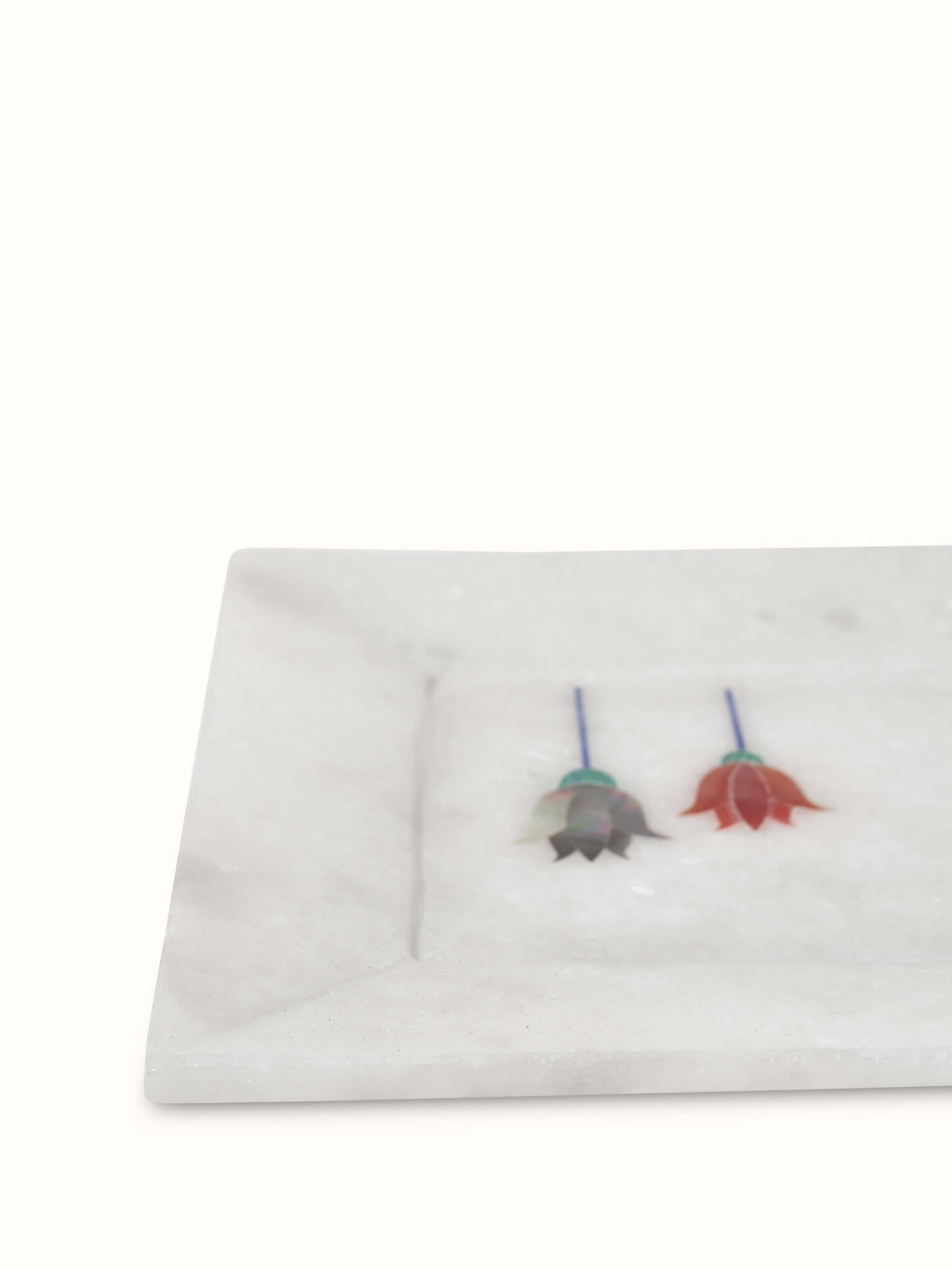 Top view of Glossy Carved Ambaji White Marble Bath Tray highlighting the carved patterns and high-quality marble