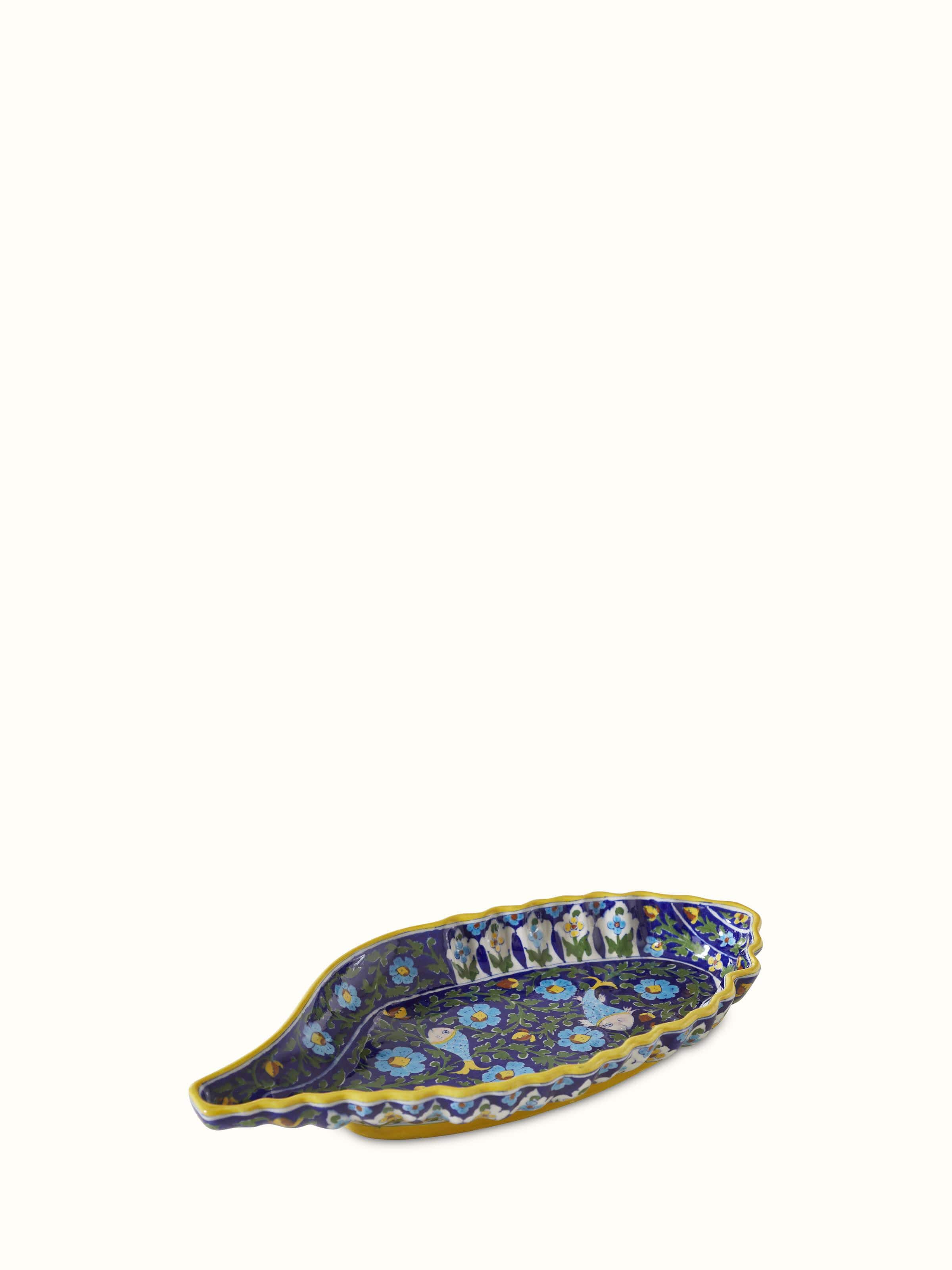 Overview highlighting the craftsmanship of the ceramic artpiece