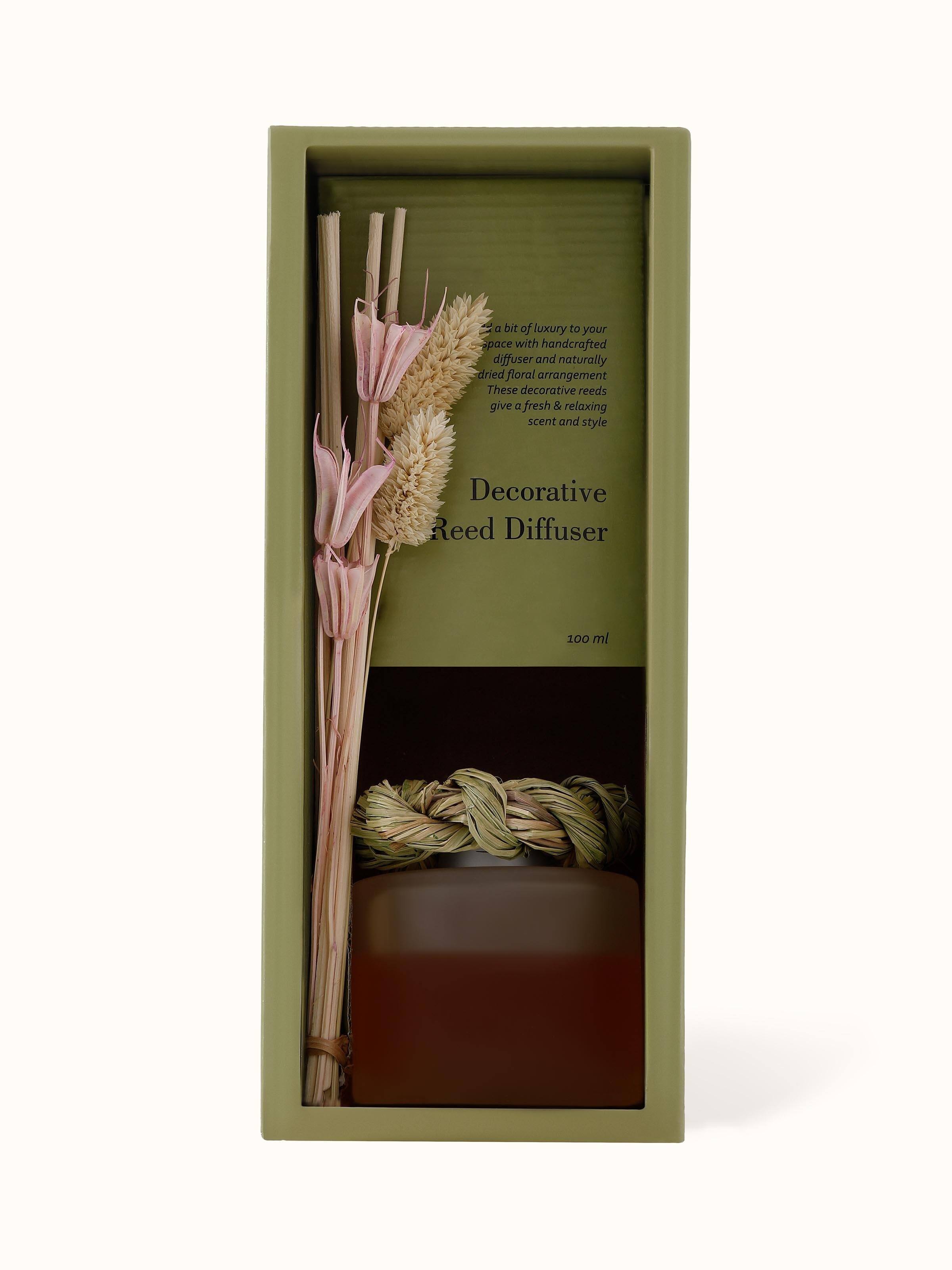 Lavender aroma reed diffuser with a decorative label and stylish cap.