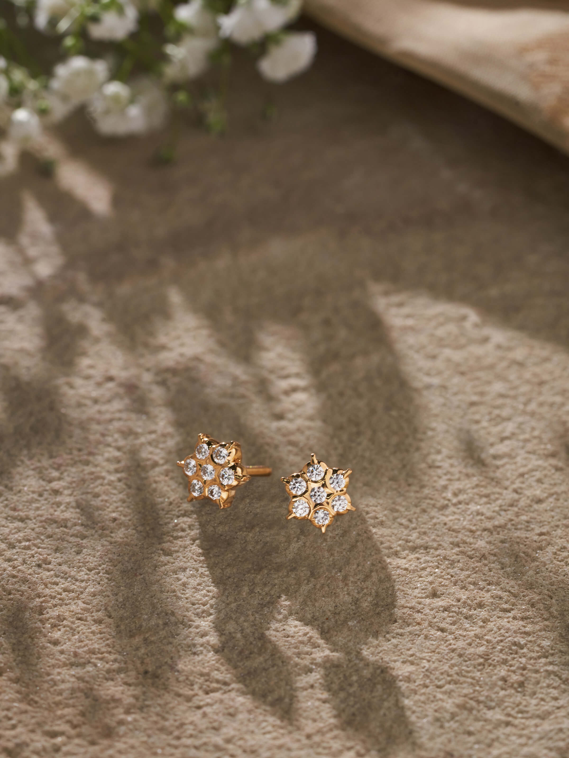 Close-setting 22 Karat Gold Studs