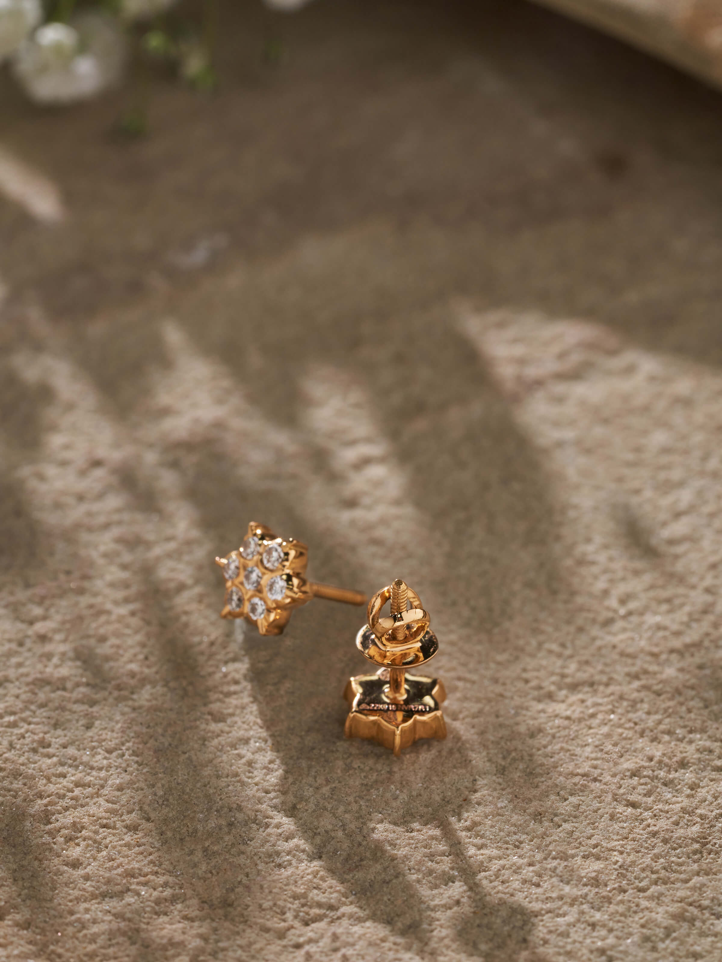 Close-setting 22 Karat Gold Studs