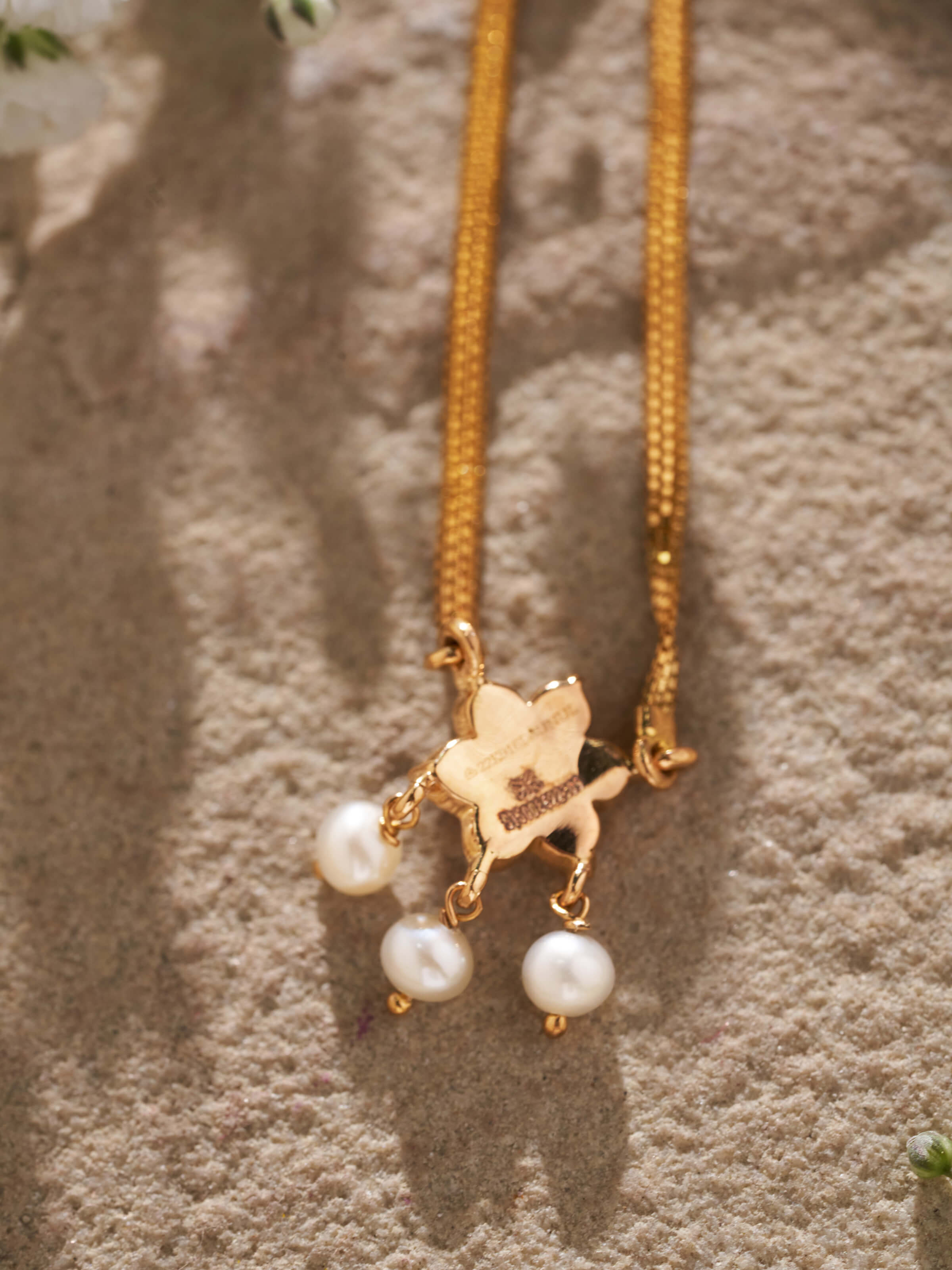Close-setting 22 Karat Gold Pendant & Chain