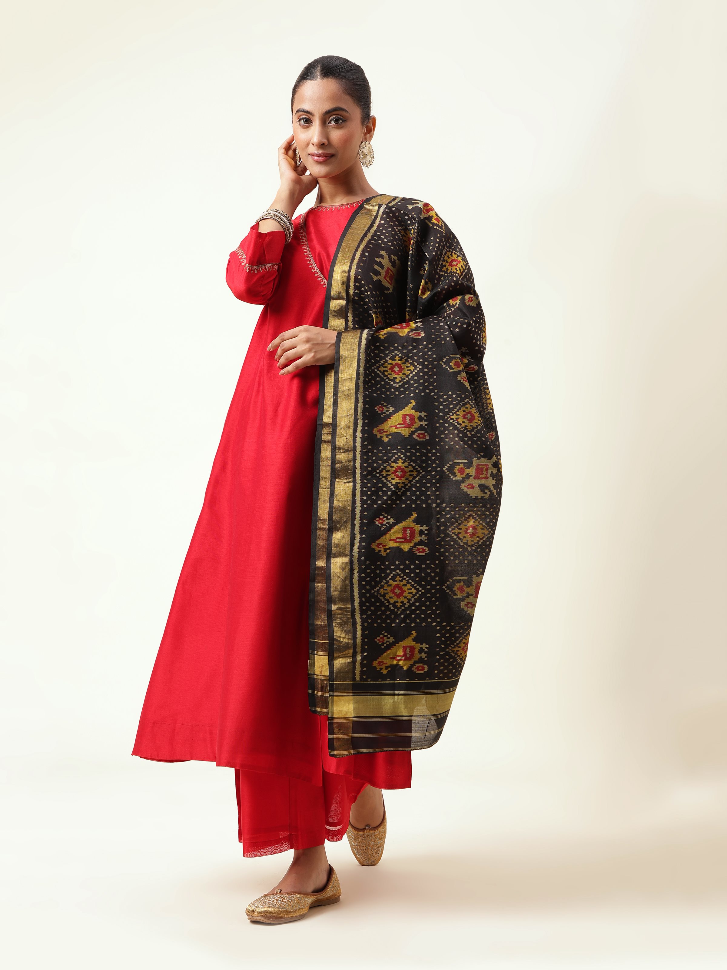 Close-up front view highlighting weave clarity of the Bandha pattern.