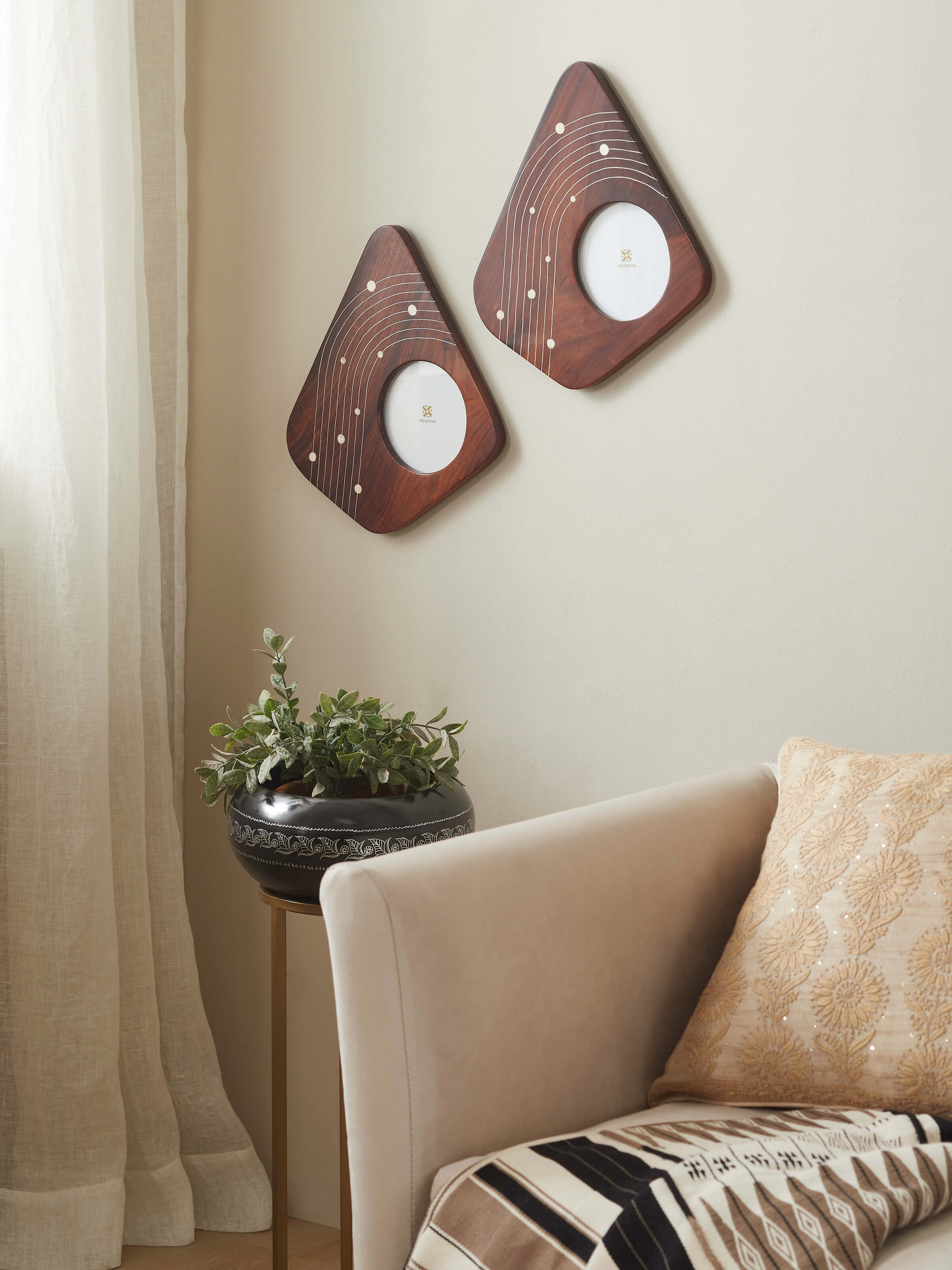 Side view of Natural sheesham wood & bone inlaid photo frame highlighting the wood grain and inlay