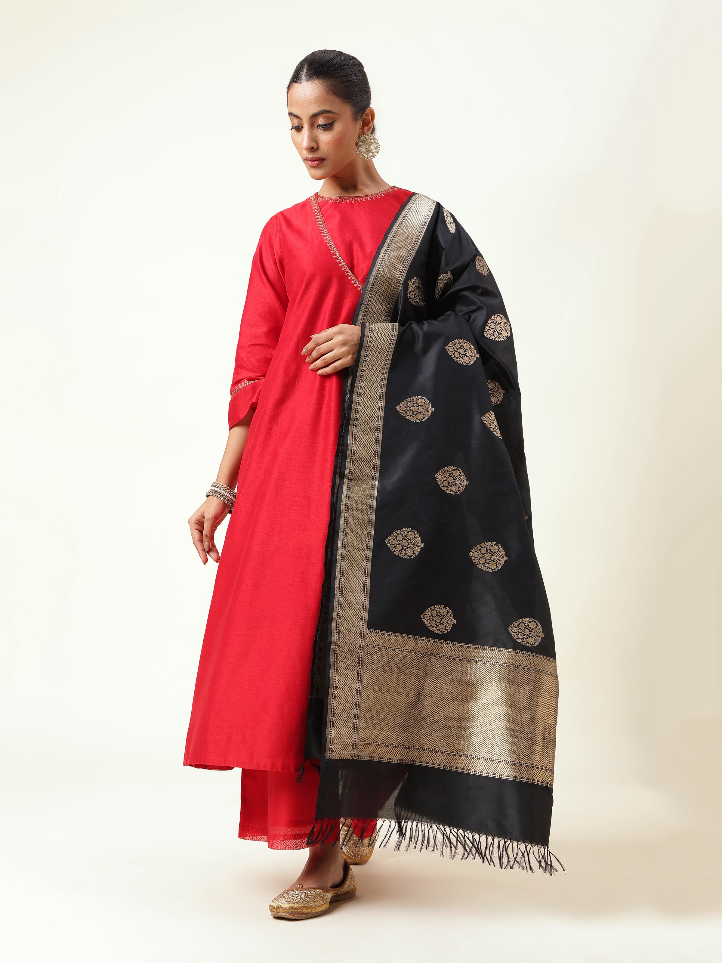 Detailed view of Banarasi dupatta borders featuring traditional floral patterns in gold zari.