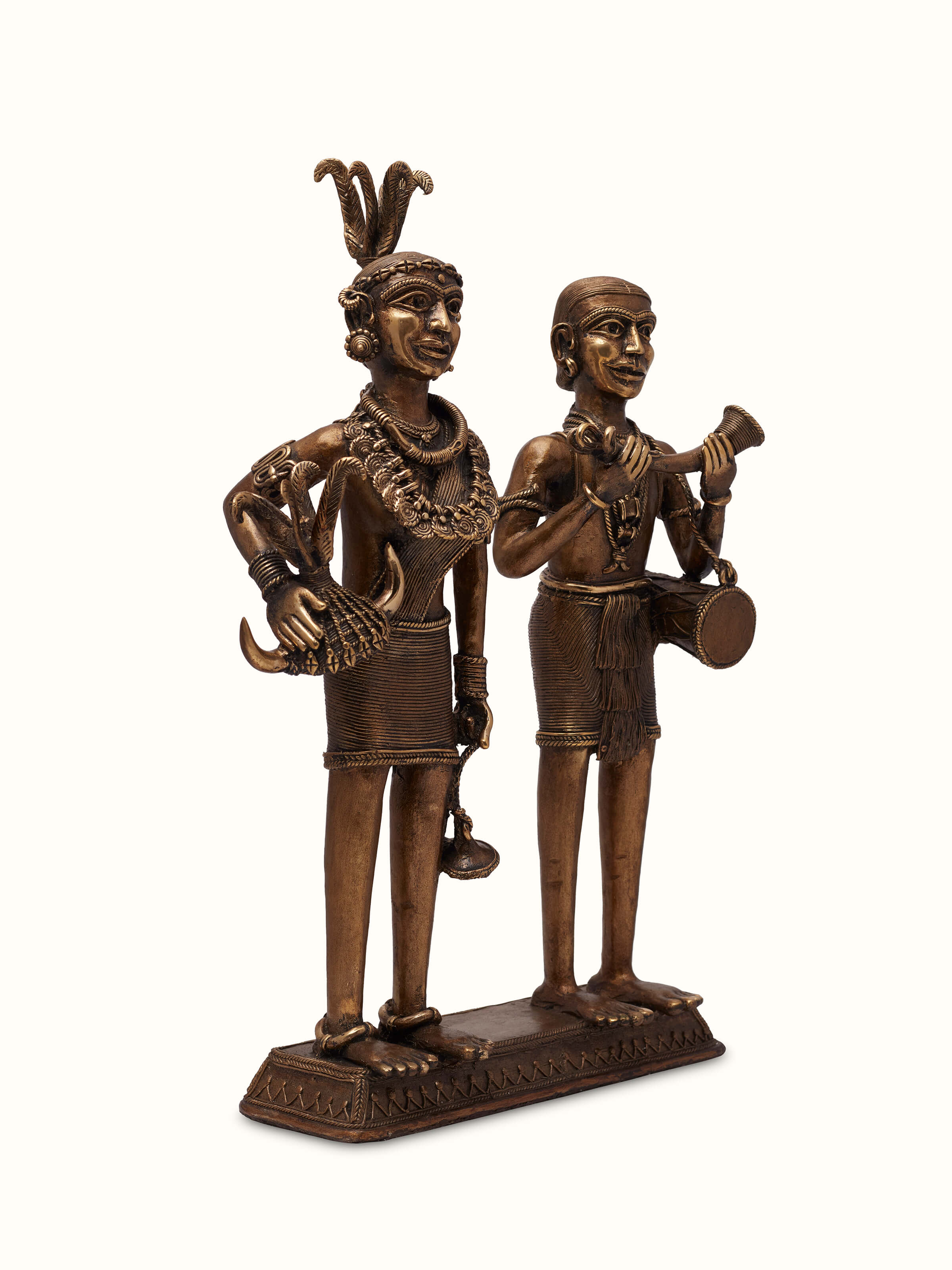 Side view of Dhokra Brass Ghotul couple artpiece showcasing the delicate craftsmanship and tribal influence of the design.