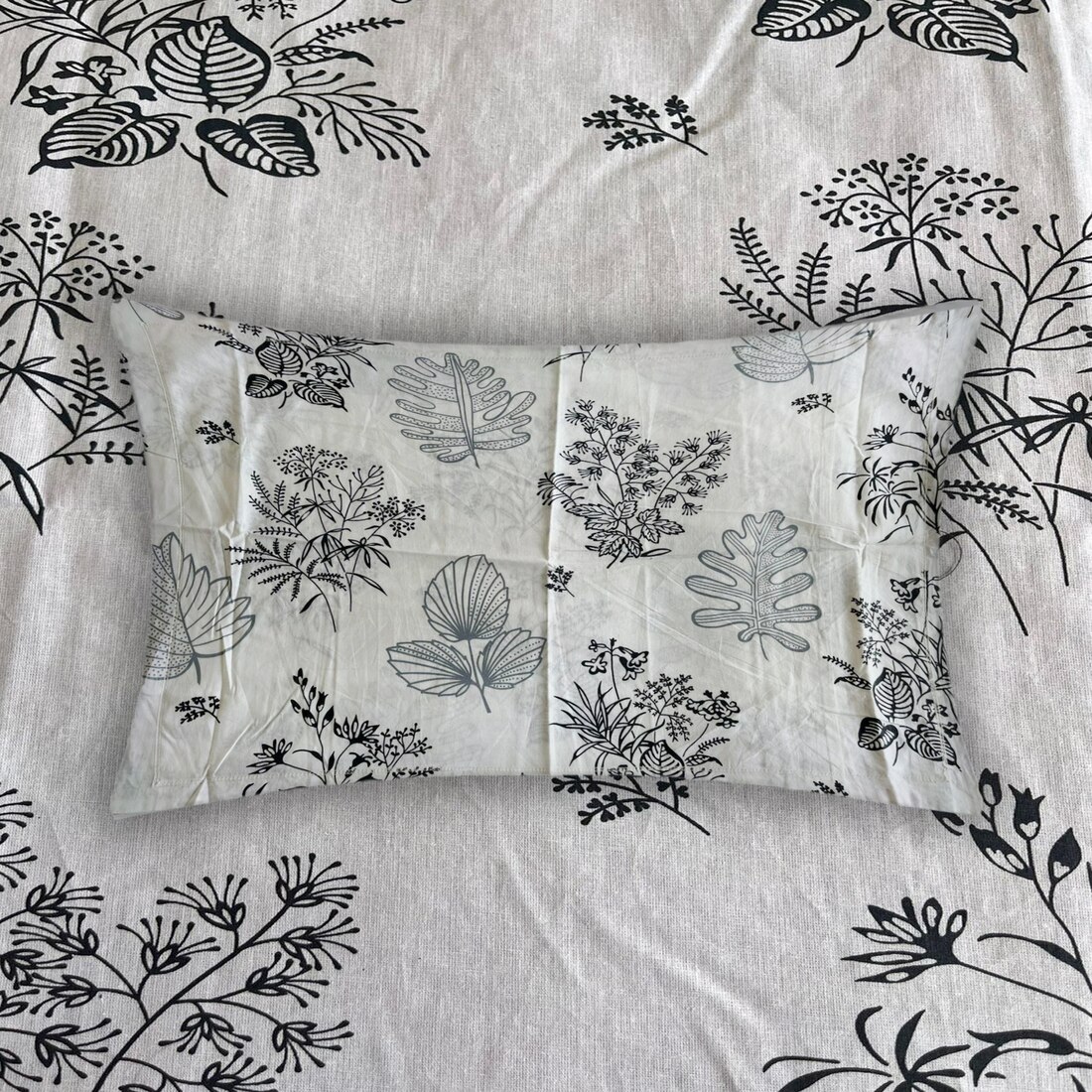 Threads Silky Touch Premium Super King Size Flat Bedsheet 275 x 275 cms