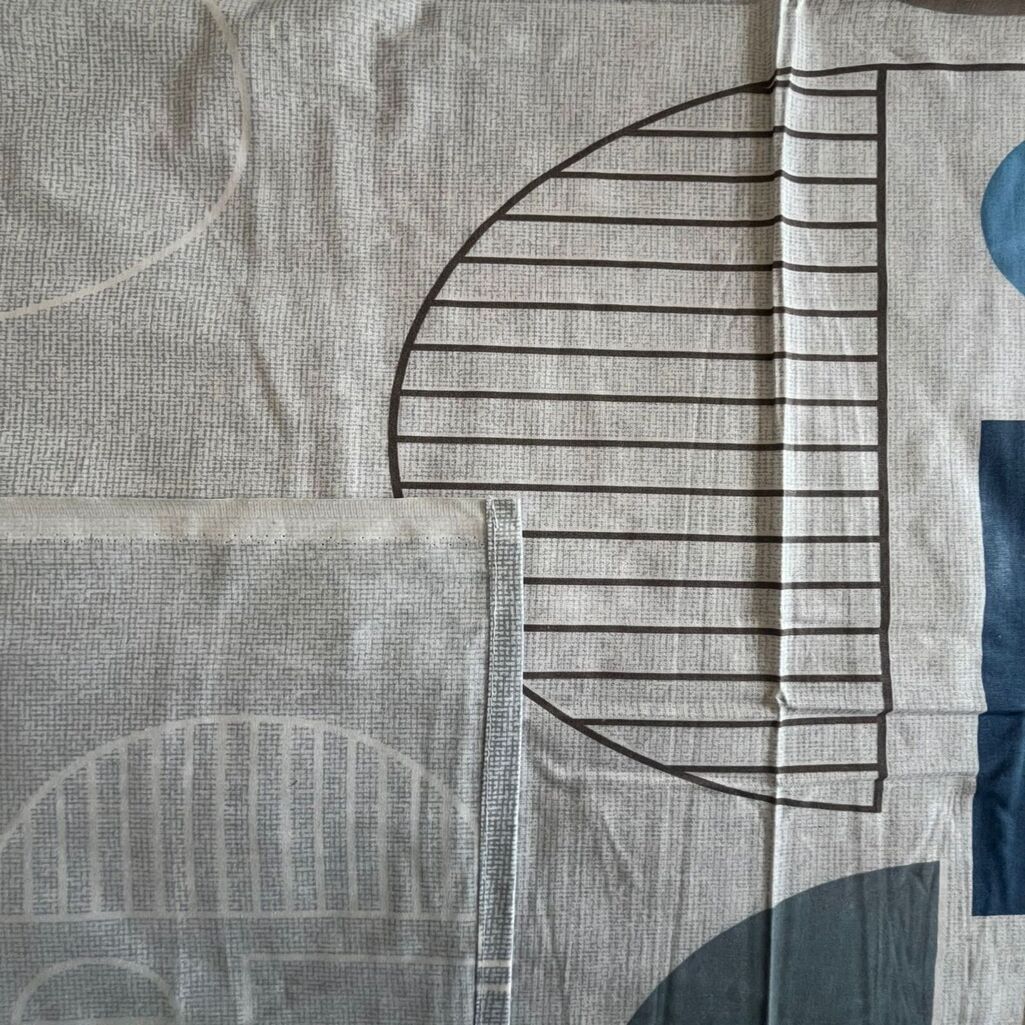 White Geometric 400 TC Cotton Flat Super King Size Bedsheet With 2 Pilllow Covers From Threads