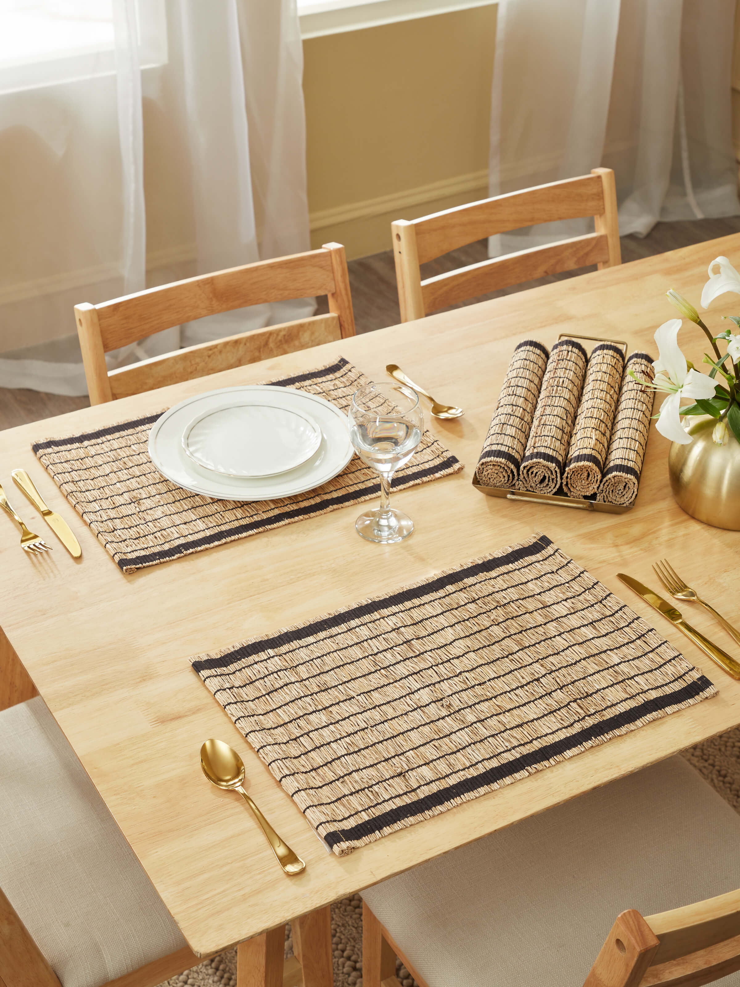 Top view displaying the full round shape and striped design of the table mats