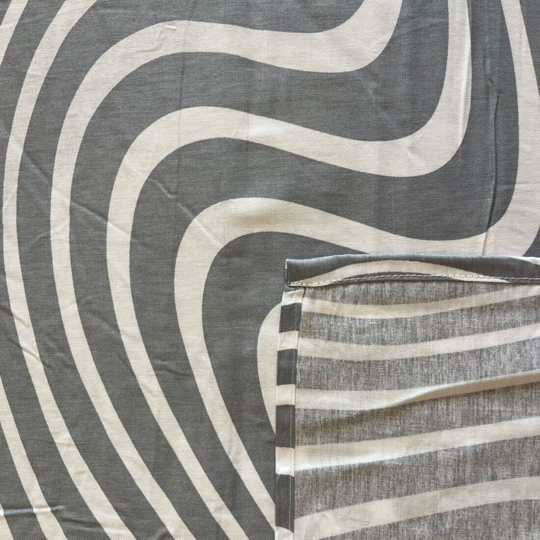 Threads Silky Touch Premium Super King Size Flat Bedsheet 275 x 275 cms