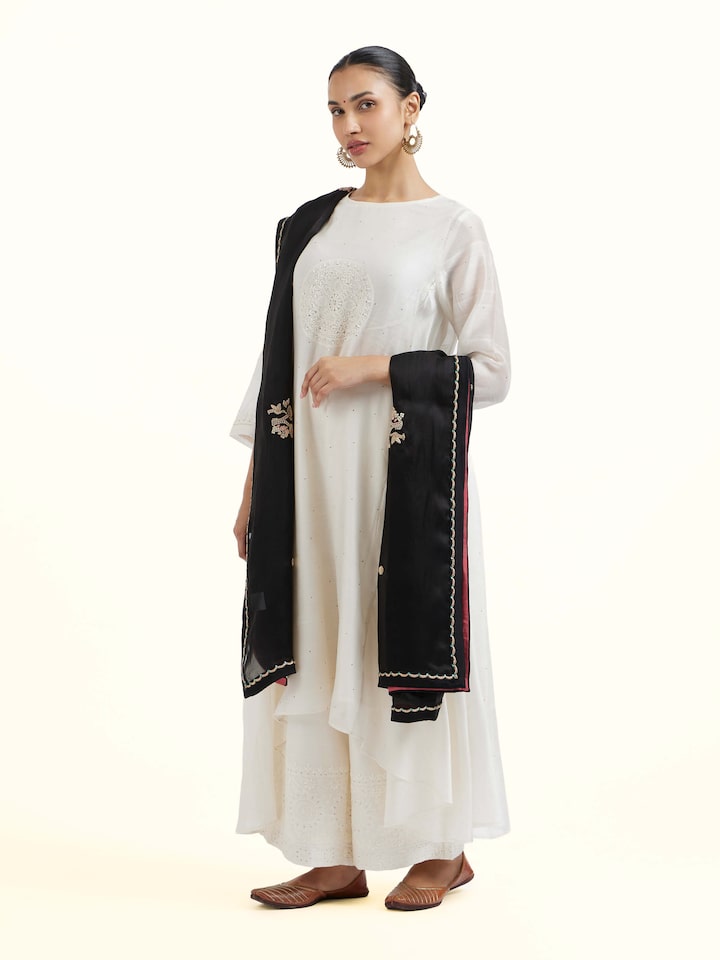 Side view of Black Banarasi Handloom Dupatta highlighting the detailed craftsmanship and elegant silhouette