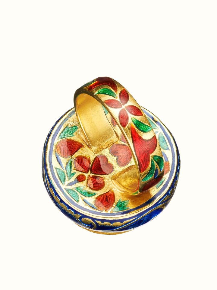 Back view of Jadau 18 Karat Gold Ring showing the back and clasp detail
