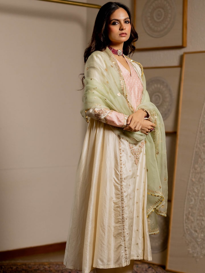 Front drape view of the Mint Green Silk Embroidered Organza Dupatta