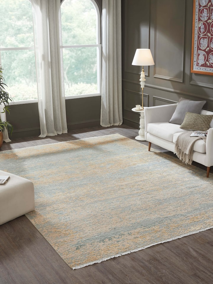 Top-down image highlighting the intricate transitional pattern and detailed hand-knotting