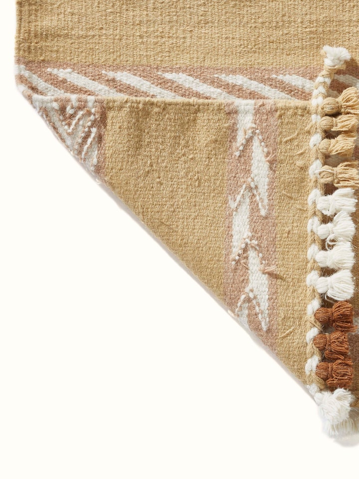 Back view displaying the runner’s structural integrity and hand-knotted underside