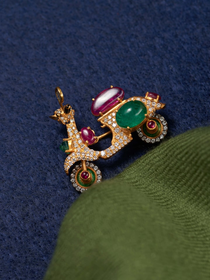 detail view of 14 karat gold brooch pin pattern
