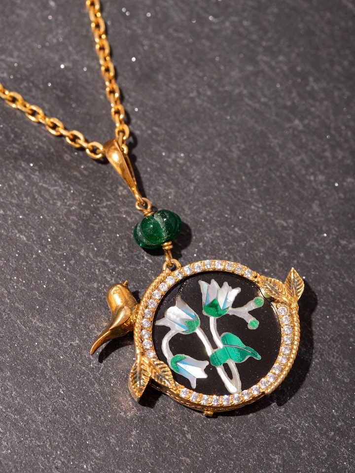 Close-up of the Parchinkari Silver Pendant & Chain craftsmanship