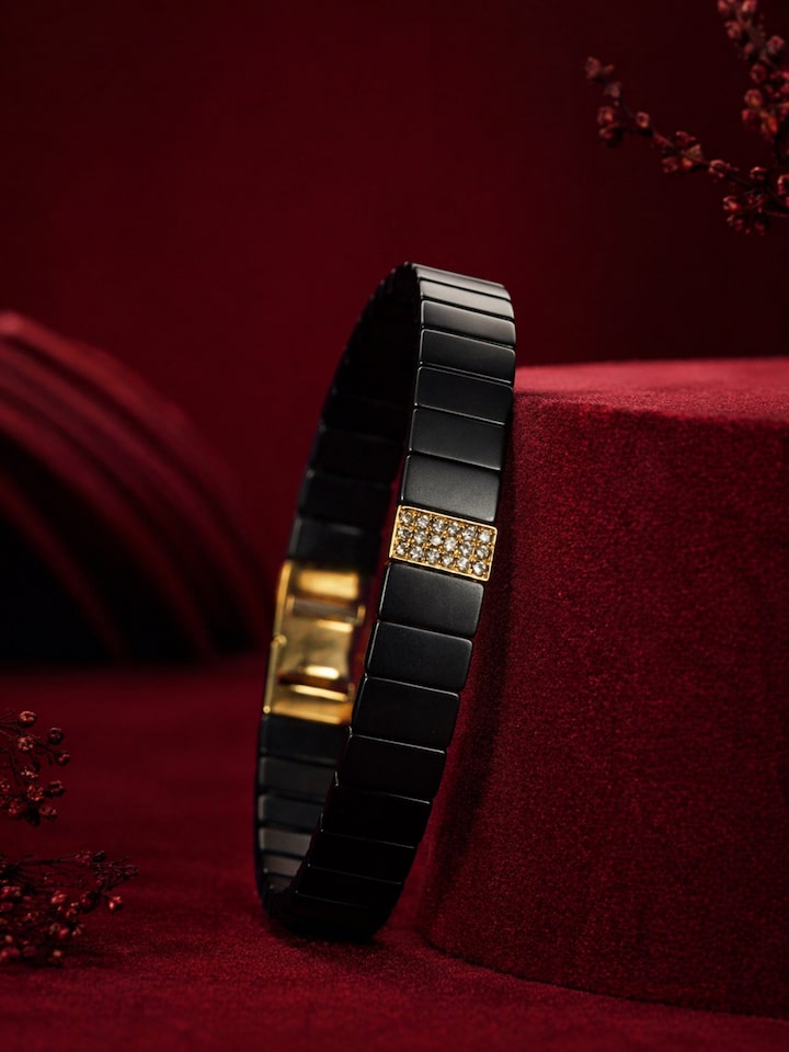 Lifestyle view of the Open Setting Diamond 14 Karat White Gold Bracelet
