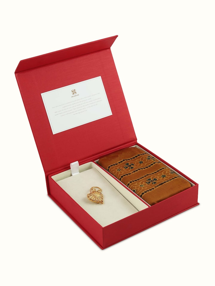 Overhead view of Silver Smithing silver mens gift box