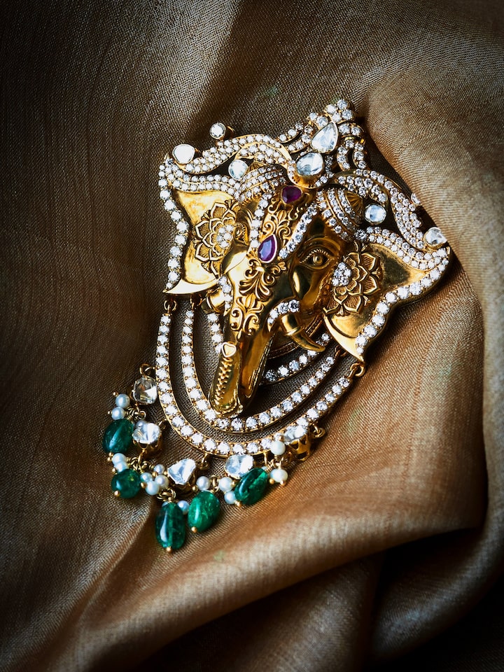 Close-up of the Open Setting 18 Karat Gold Brooch craftsmanship