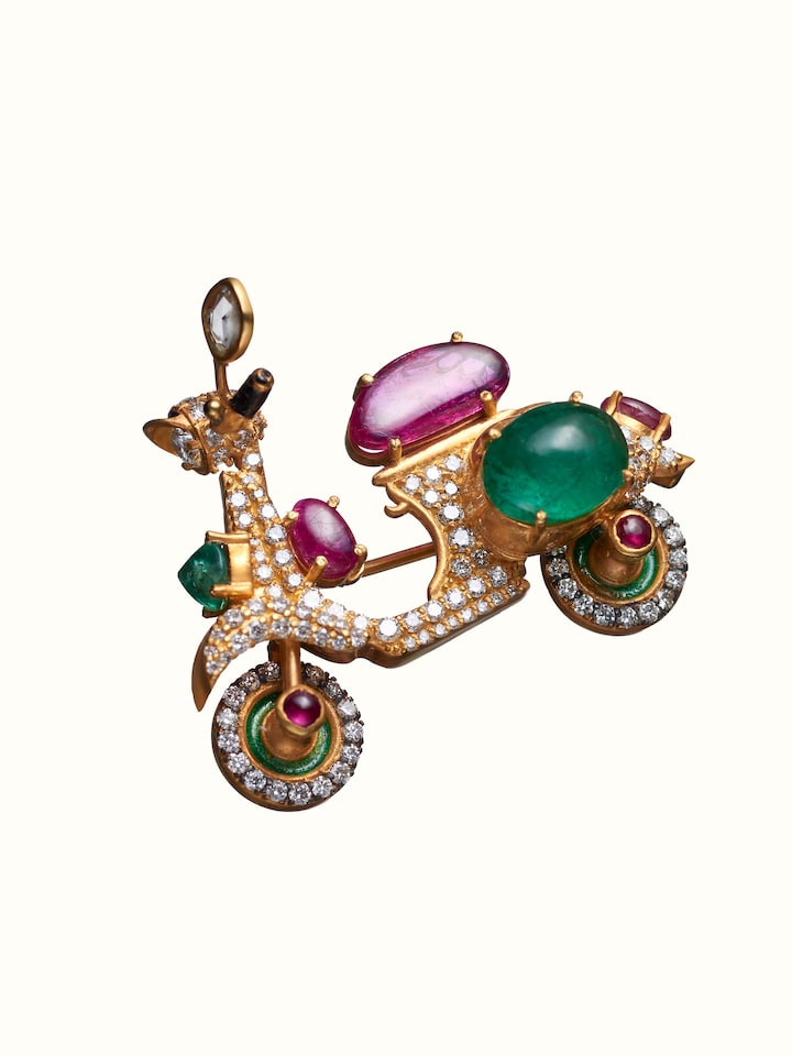 angled view of 14 karat gold brooch pin