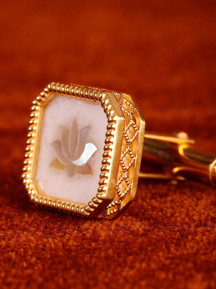 Detailed side view of the Parchinkari Silver Cufflinks