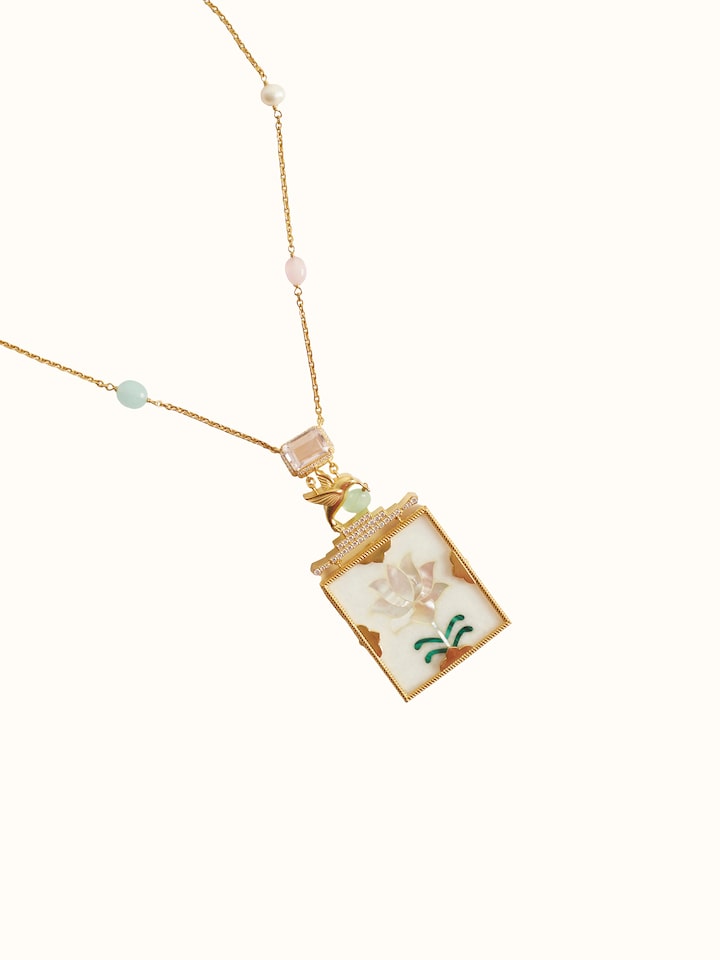 Detailed side view of the Parchinkari Chain Pendant