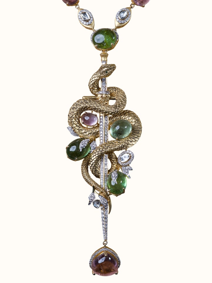 close-up view of open-setting 14 karat long necklace texture