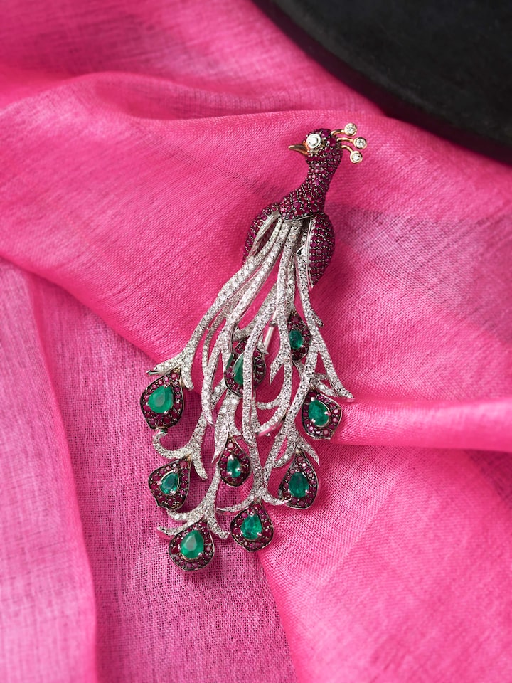 Detailed view of the Open Setting Gold Brooch Pin