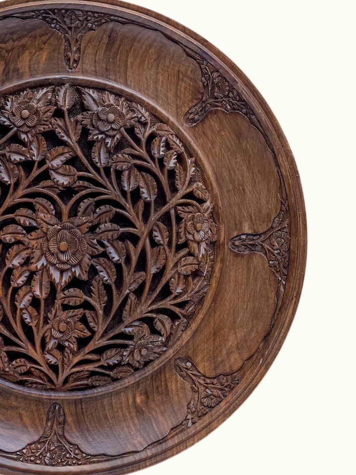 Front view of the Gulistan Walnut Wood Display Plate