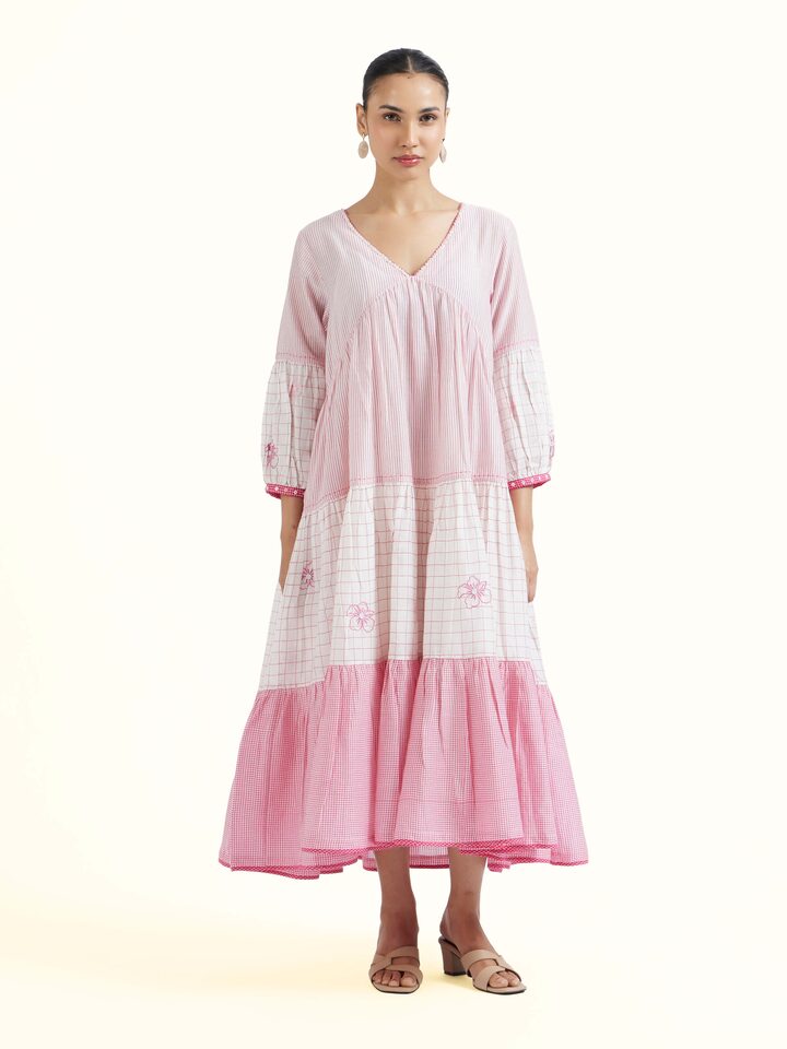 Front view of Off white Bengal Handloom Dress showcasing its traditional craftsmanship and design