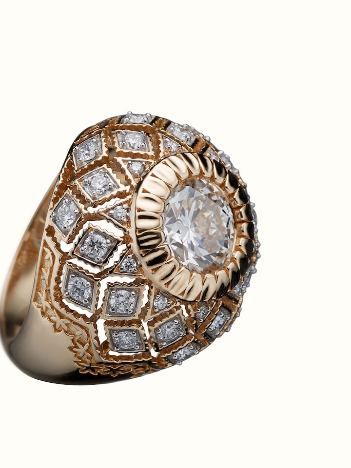 detail view of open setting 14 karat gold ring band
