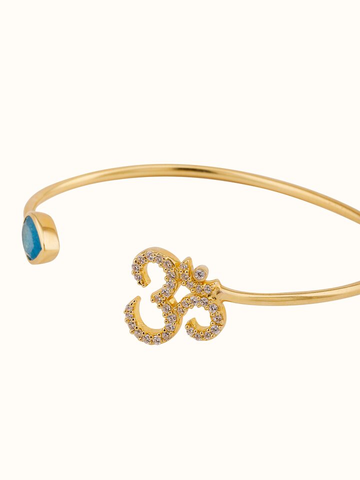 Top view of Green White Jade & Om 18K Gold Plated Silver Bracelet focusing on the alternating color pattern and Om symbol alignment