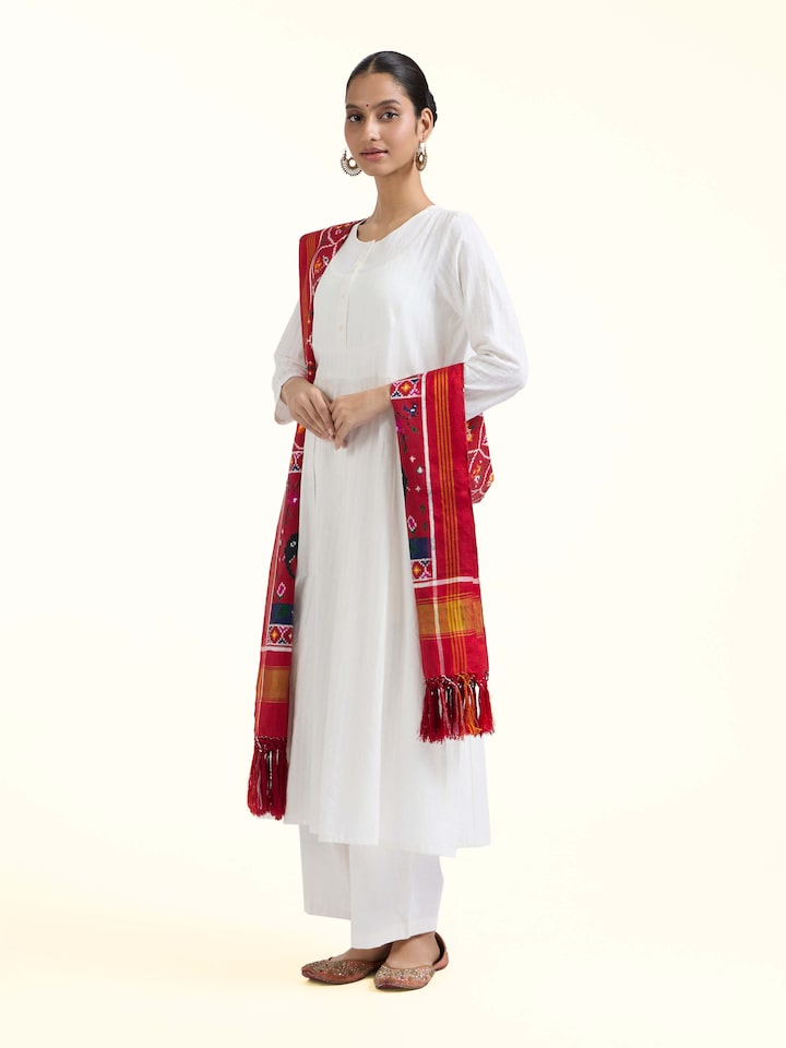 Side view of Patan Patola Handloom Silk Dupatta highlighting the detailed craftsmanship and elegant silhouette