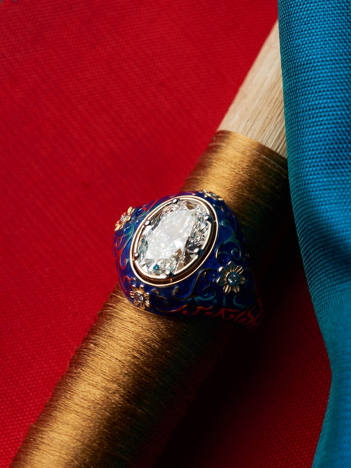 detail view of open setting 14 karat gold ring band