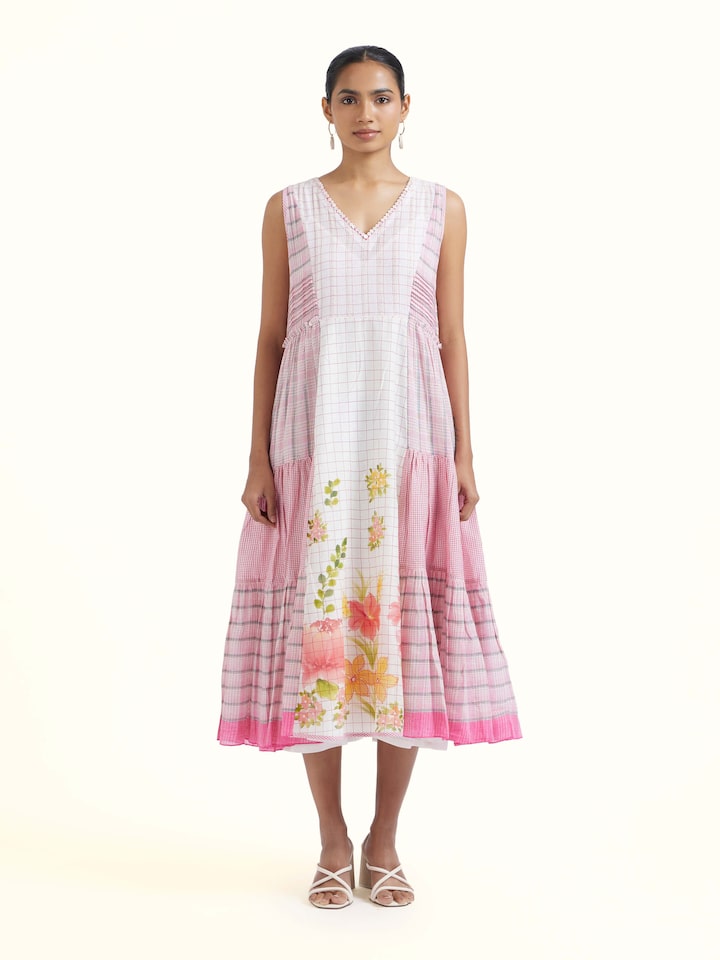 Front view of Off white Bengal Handloom Dress showcasing its traditional craftsmanship and design