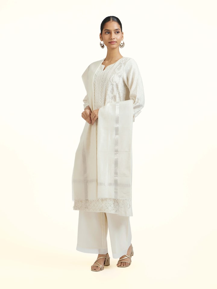 Side view of the Off-white Cotton Silk Handloom Zari Dupatta