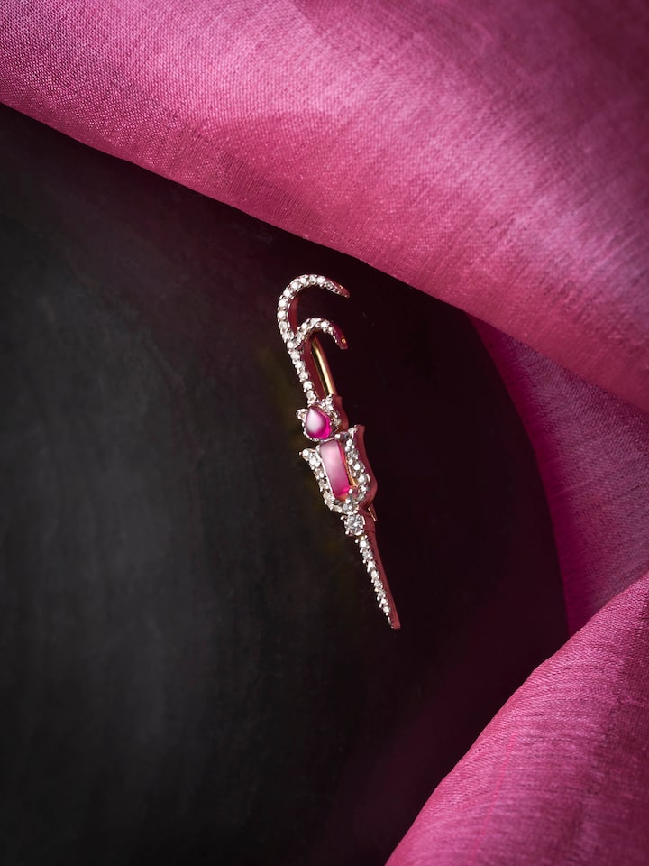 Detailed view of the Silver Smithing Yellow Gold Brooch Pin