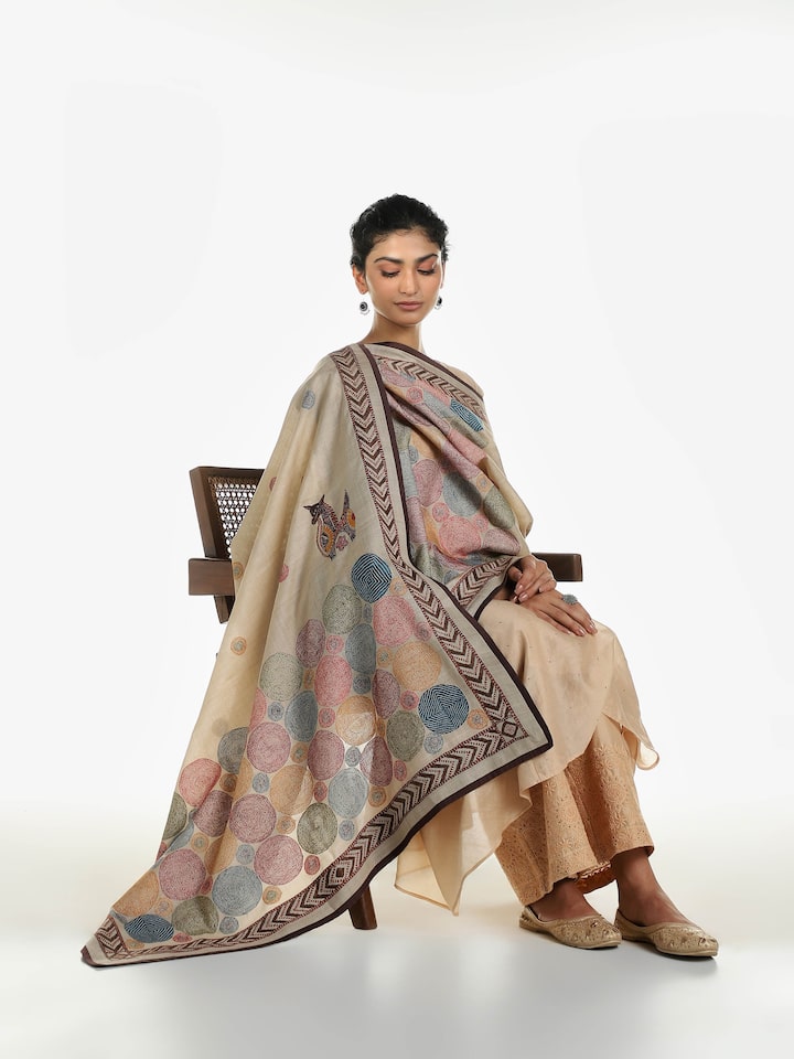Side view of beige tussar silk Bankura dupatta showcasing natural fall