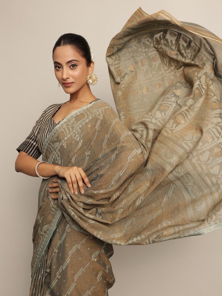 Angled view of the Green Muslin Cotton Jamdani Saree