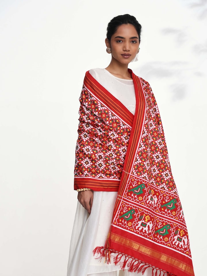 Alternate side view of pink ikat Patan Patola handwoven dupatta emphasizing intricate weave