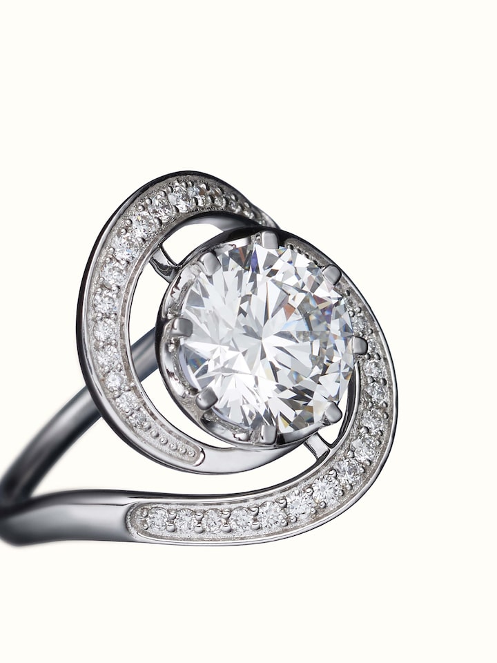 angled view of open setting 14 karat gold ring