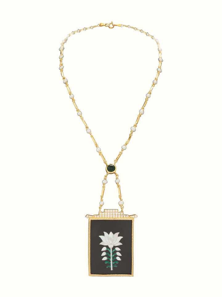 Front view of Parchinkari Silver Pendant and Chain with detailed filigree work