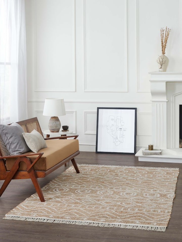 Side view of Graphic Geo Beige Jute Natural Fibre Rug highlighting the edge and thickness of the rug.