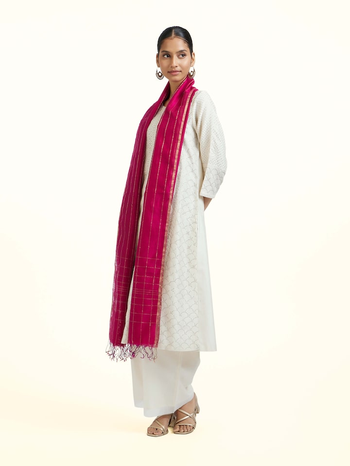 Side view of the Pink Cotton Silk Maheshwari Handloom Dupatta