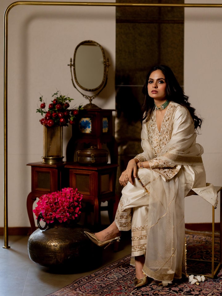 Back view of the Off-white Silk Leheriya Embroidered Organza Dupatta