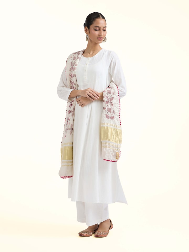 side view of off-white bandhani tie & dye dupatta