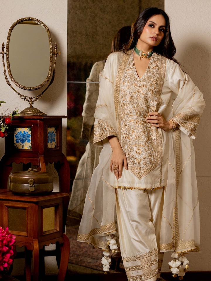 Angled view of the Off-white Silk Leheriya Embroidered Organza Dupatta