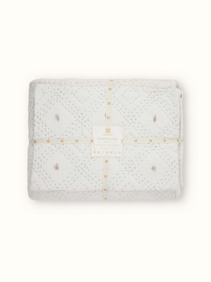 Detailed view of the embroidery and diamond geometric pattern on Nihar ivory cotton razai double bedspread set (3 pcs).